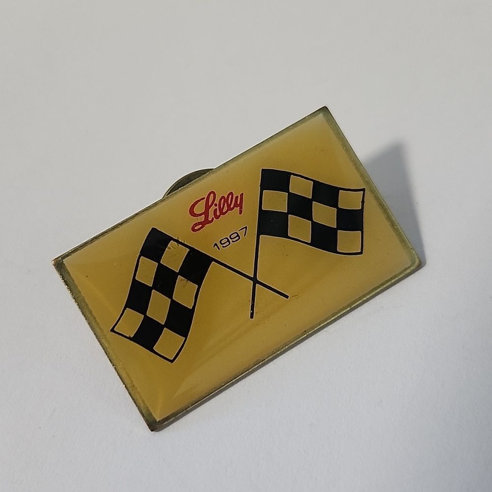 Lilly Racing Pin with Checkered Flags - Picture 3 of 4